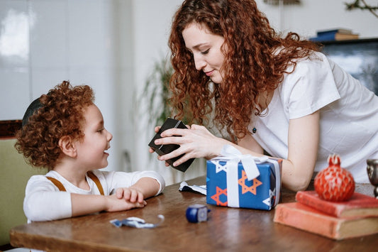 10 of the Best Christmas and Hannukah Gift Ideas for New Moms - ANB BABY