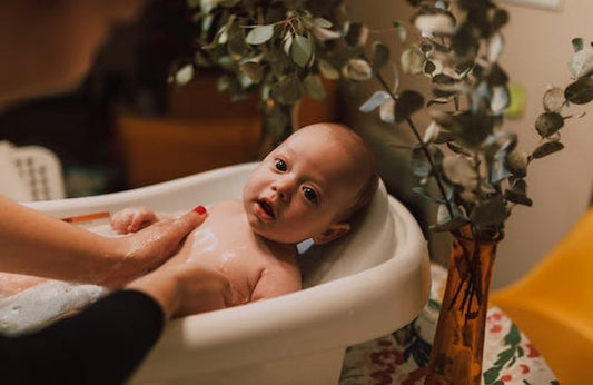 The Best Baby Bathtubs for Newborns, Travel, & Small Spaces