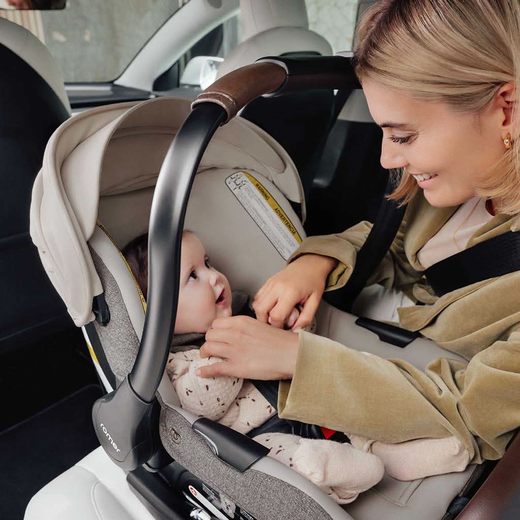 Flaca Romer Romer Juni Infant Car Seat with Versa Base | ANB Baby