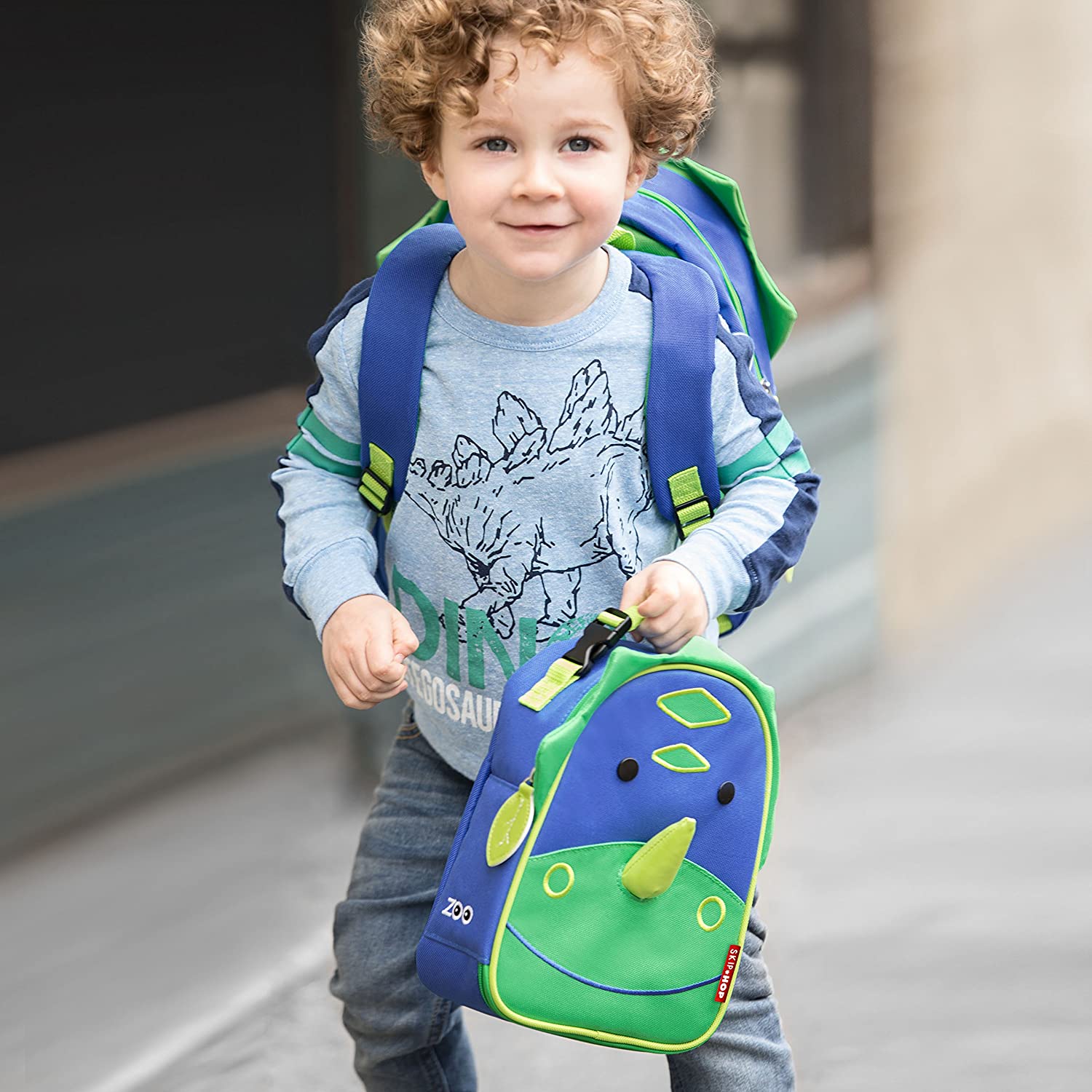 https://www.anbbaby.com/cdn/shop/products/skip-hop-zoo-lunchie-insulated-kids-lunch-bag-dinosaur-956553.jpg?v=1686776710